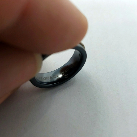 Tiffany & Co. T silver and black titanium ring - Picture 7 of 8